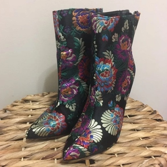 “Madelina” Justfab Black Flower 4” Heel Booties! 💥 - Picture 3 of 11